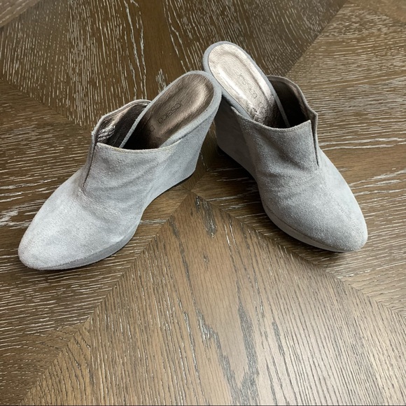 Jessica Bennett light gray suede platform mules. - Picture 3 of 17
